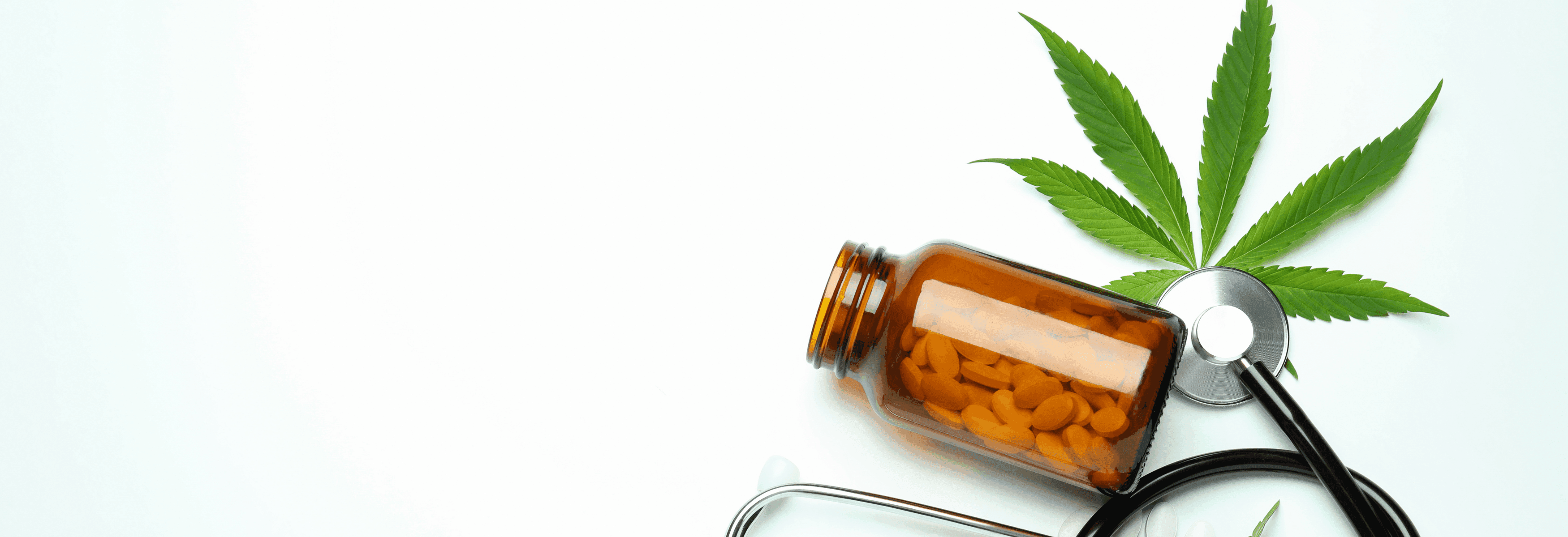 Braunglasflasche mit Cannabisblatt und Stethoskop
